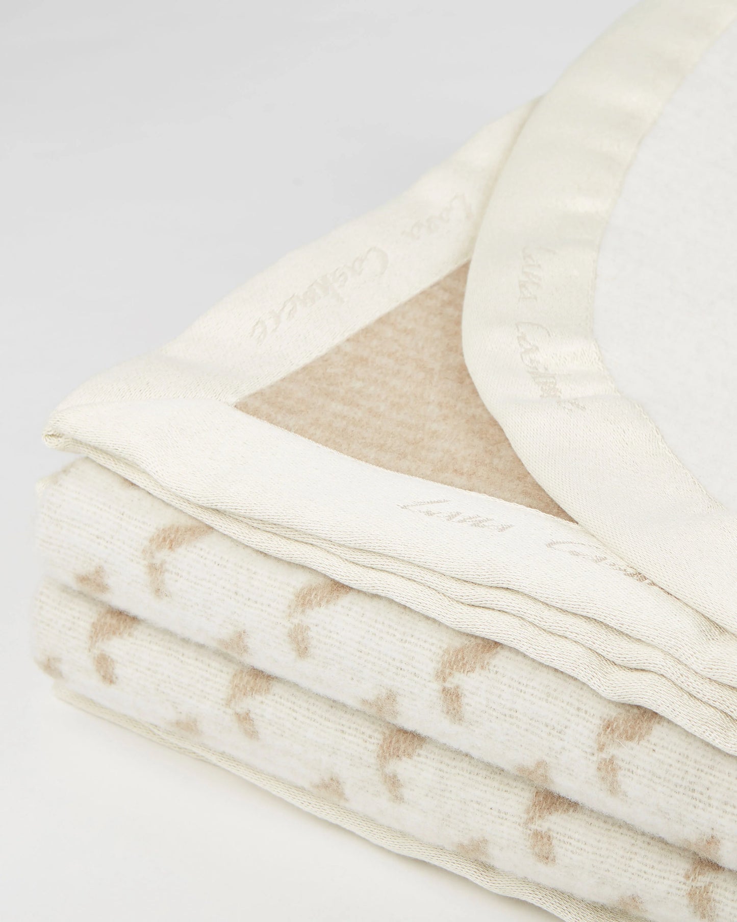 Coperta Serenella in Misto Cashmere – Morbidezza di Lusso per Ogni Stagione